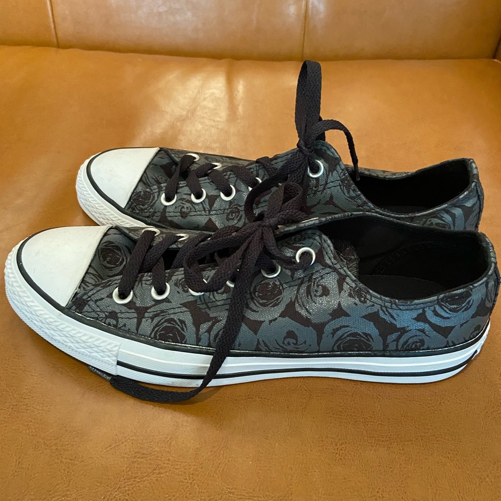 Converse black and grey roses athletic shoe🌹